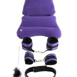 Es un kit para bondage de ataduras y mordaza en color violeta