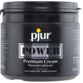 Der Name sagt alles. pjur Power Premium Cream ist eines unserer stärksten Gleitmittel auf Silikon- und Wasserbasis ? für extra heißen Sex! Seine hervorragenden Gleiteigenschaften sind ideal für analen Spaß und für den Einsatz mit größeren Toys. Dank seiner cremigen Konsistenz lässt es sich leicht mit einer Hand aus dem praktischen Behälter entnehmen und mit der anderen ebenso leicht und komfortabel dosieren und auftragen. Neben der Premium-Qualität des Produkts schwärmen Fans der Power Premium Cream von der einfachen Handhabung und den langanhaltenden Gleiteigenschaften für genussvollen Spaß. Das Produkt hinterlässt ein weiches und glattes Hautgefühl und lässt sich zudem leicht mit Wasser und Seife entfernen. Selbstverständlich ist pjur Power Premium Cream in Kombination mit Latexkondomen absolut sicher und besonders hautfreundlich. Einer unserer leistungsstärksten Schmierstoffe Cremige Konsistenz