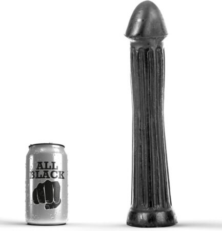 Dieser All Black Dildo ist kerzenfest und hat einen weichen Griff und tiefe Rillen am ganzen Schaft