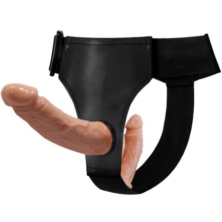 stecken Sie den Penis in sich hinein und stoßen Sie ihn lustvoll an ... Für eine perfekte Passform ist der schwarze Kordelbund des Harness verstellbar. Die beiden großen TPR-Dildos sorgen durch ihre außergewöhnliche Rippenstruktur für Vergnügen. Das bedeutet