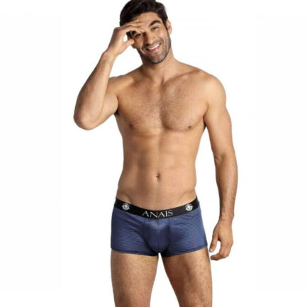 vertikale Satinstreifen Merkmale Herren-Boxershorts mit sportlichem Schnitt aus hochwertigem Material längere Beine perfekte Anpassung an den Körper Komposition 94 % Polyamid 6 % Elastan Anais Apparel die sexy Dessous der Welt seit 2003.  GRÖSSENTABELLE Größe S M L XL 2XL 3XL Taille in cm 75-80 81-88 89-97 98-106 107-116 117-125 ANAIS