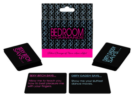 Übernimm die Kontrolle über dein Liebesleben! Bedroom Commands ist ein Doppeldeck-Kartenspiel mit Befehlen. Ein Deck ist für den Dirty Daddy und das andere für die Sexy Bitch. Wann immer einer von Ihnen Lust hat