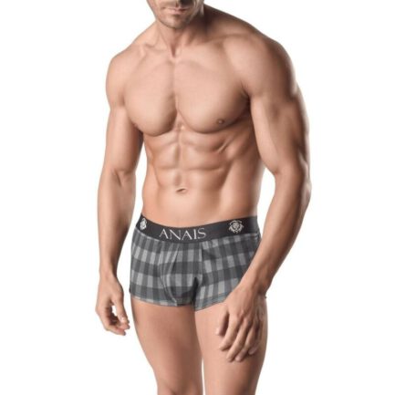 ÄGIDEBoxer mit Karodruck in Grautönen.EIGENSCHAFTEN	Herren-Boxershorts mit sportlichem Schnitt	Hergestellt aus hochwertigem Material	Längere Beine	Perfekte Passform am KörperKOMPOSITION:	95 % Polyamid	5 % elastisch Anais Apparel ist seit 2003 die sexyste Unterwäsche der Welt.						GRÖSSENTABELLE							Größe			S			M			L			XL			2XL			3XL							Taille in cm			75-80			81-88			89-97			98-106			107-116			117-125			 ANAIS