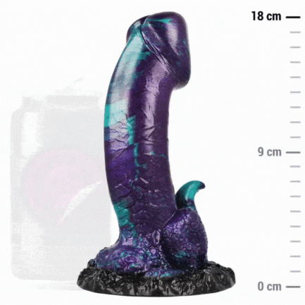 dem von der griechischen Mythologie inspirierten Silikondildo der Marke EPIC CYBERSILICOCK ! Seine auffälligen Farben und sein einzigartiges Design entführen Sie in die Legenden des Olymps. Merkmale:	48 mm Eichel für intensive und präzise Stimulation.	40 mm Dildoschaft für bequemes und lustvolles Eindringen.	100 mm Standfuß für sicheren Halt während der Nutzung.	Einführbare Länge von 130 mm und Gesamtlänge von 180 mm