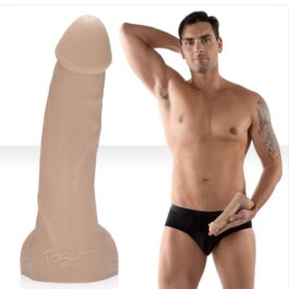 Gehen Sie in Ihrem eigenen Tempo ... denn es gibt nicht viele realistische Dildos dieser Größe! Dieser nach dem Vorbild des Penis von Ryan Driller geformte Dildo füllt jede Lücke in Ihrem Leben ... und macht Lust auf mehr. Dildo-Nachbildung des Penis von Ryan Driller Hergestellt aus hochwertigem Platinsilikon. Länge von der Basis bis zur Spitze: 21 cm inklusive Hoden. Einführbare Länge: 15