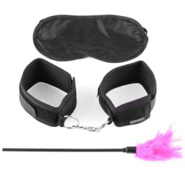 Teilen Sie mit unserem Sensual Seduction Kit ein wenig Fantasie mit Ihrem Liebhaber! Ändern Sie Ihre Routine und bringen Sie ein wenig Spontaneität und ein Element der Überraschung und Vorfreude ins Schlafzimmer. Beinhaltet: - Erstlingsmanschetten - Fantasy-Federkitzler - Satin-Liebesmaske